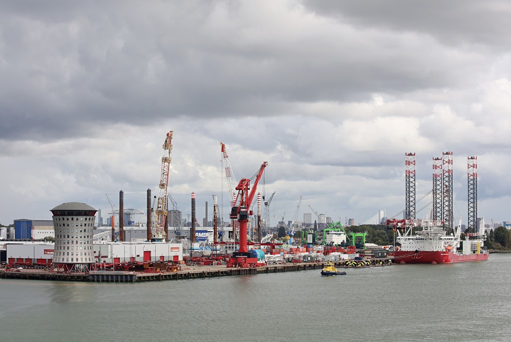 europoort maasvlakte rotterdam botlek haven scheepvaart industrie fabrieken marine transport overslag terminal portlantis ferry centrale